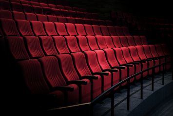 Posisi Tempat Duduk Bioskop yang Paling Enak, Mana Saja?