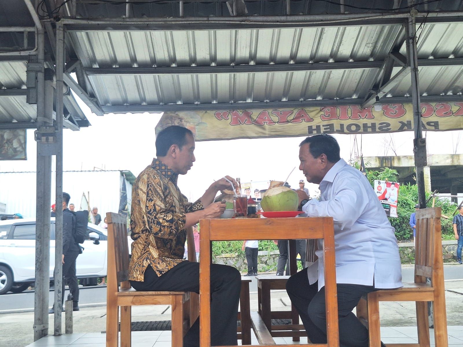 2 Kali Makan Bareng Prabowo, Jokowi Disebut 