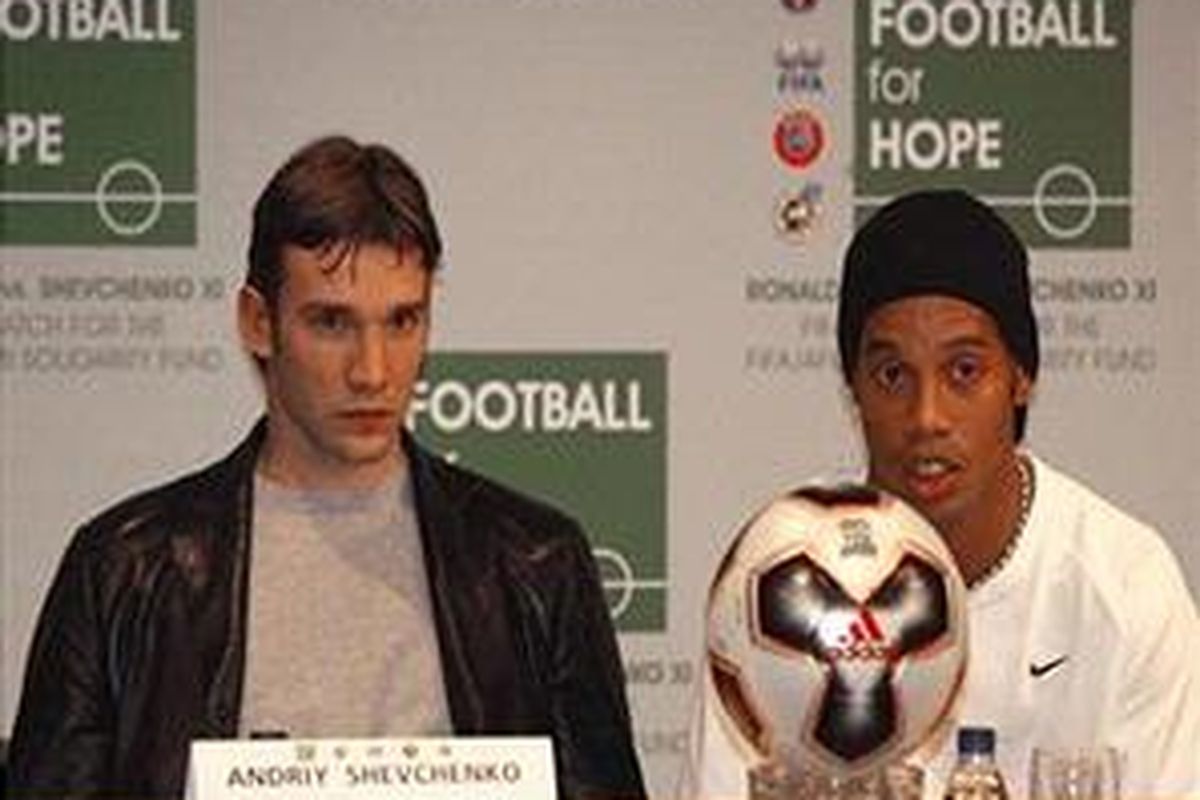 AC Milan terus mengincar dan ingin menduetkan Andriy Shevchenko (kiri) dan Ronaldinho.