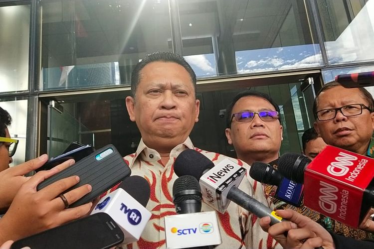 Ketua MPR Bambang Soesatyo memberi keterangan kepada pers usai bertemu Pimpinan KPK di Gedung Merah Putih KPK, Senin (9/3/2020).