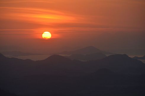 Puncak Watu Api Melo, Tempat Terbaik Menyaksikan Matahari Terbenam di Ujung Barat Pulau Flores