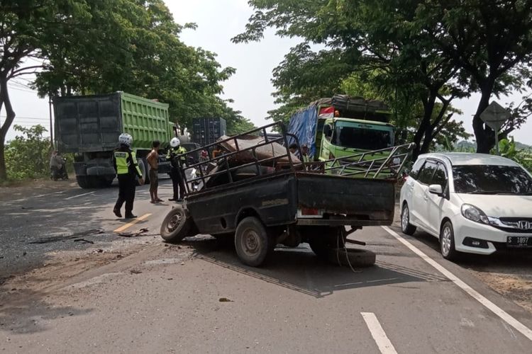 Kondisi Mobil Pik up usai terlibat tabrakan dengan truk tronton di jalan raya Tuban-Babat, Km 25-26, Desa Banjar, Kecamatan Widang, Kabupaten Tuban, Jawa Timur.