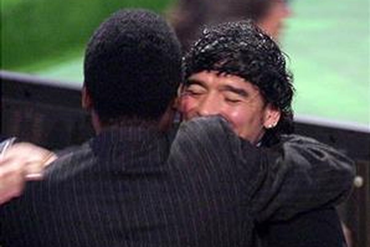 Pele kiri memeluk Diego Maradona.