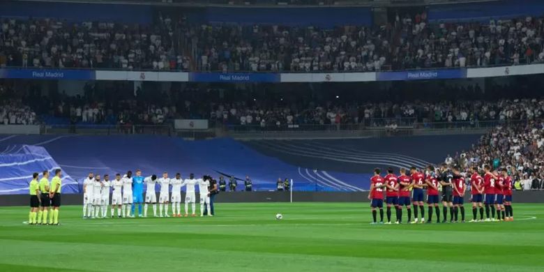Para pemain Real Madrid dan Osasuna mengheningkan cipta sebelum bertanding, Minggu (2/10/2022).