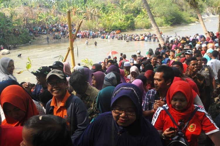 Ribuan warga Desa Karanglangu, Kecamatan Kedungjati, Kabupaten Grobogan, Jawa Tengah menyeberangi sungai tuntang setempat menuju Desa Ngombak, Kecamatan Kedungjati, Grobogan dalam tradisi Asrah Batin, Minggu (29/7/2018). Dalam kegiatan itu, perwakilan warga Desa Ngombak membantu dan menyambut kedatangan warga Desa Karanglangu.