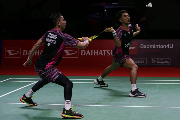 Ganda putra Indonesia Fajar Alfian/Muhammad Rian Ardianto bertanding melawan ganda putra China He Ji Ting/Zhou Hao Dong pada laga semifinal Indonesia Masters 2022 di Istora Senayan, Jakarta, Sabtu (11/6/2022). Fajar/Rian melaju ke final setelah menang dua gim langsung dengan skor identik 21-17 dan 21-17.