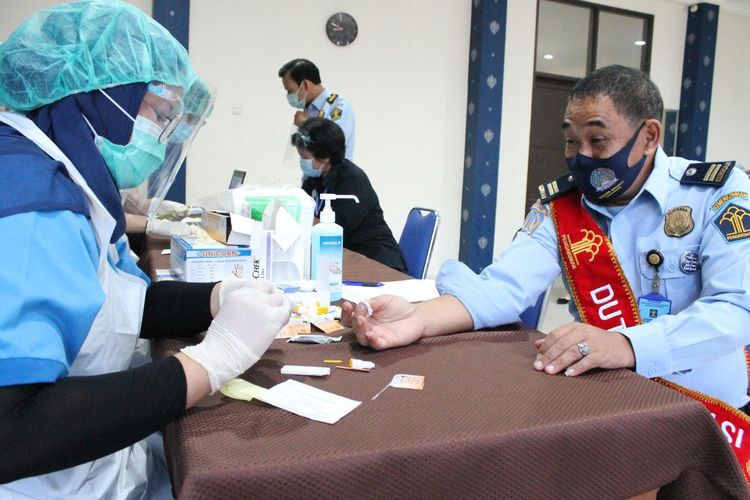 Pegawai Kantor Imigrasi Tangerang melakukan rapid test,  Rabu (19/8/2020)