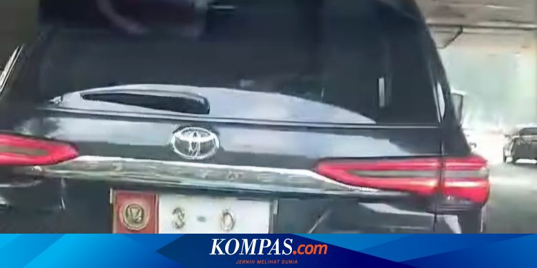 Pengemudi Mobil Pelat Dinas Cekcok dengan Sopir Taksi di Kolong Simpang Susun Semanggi