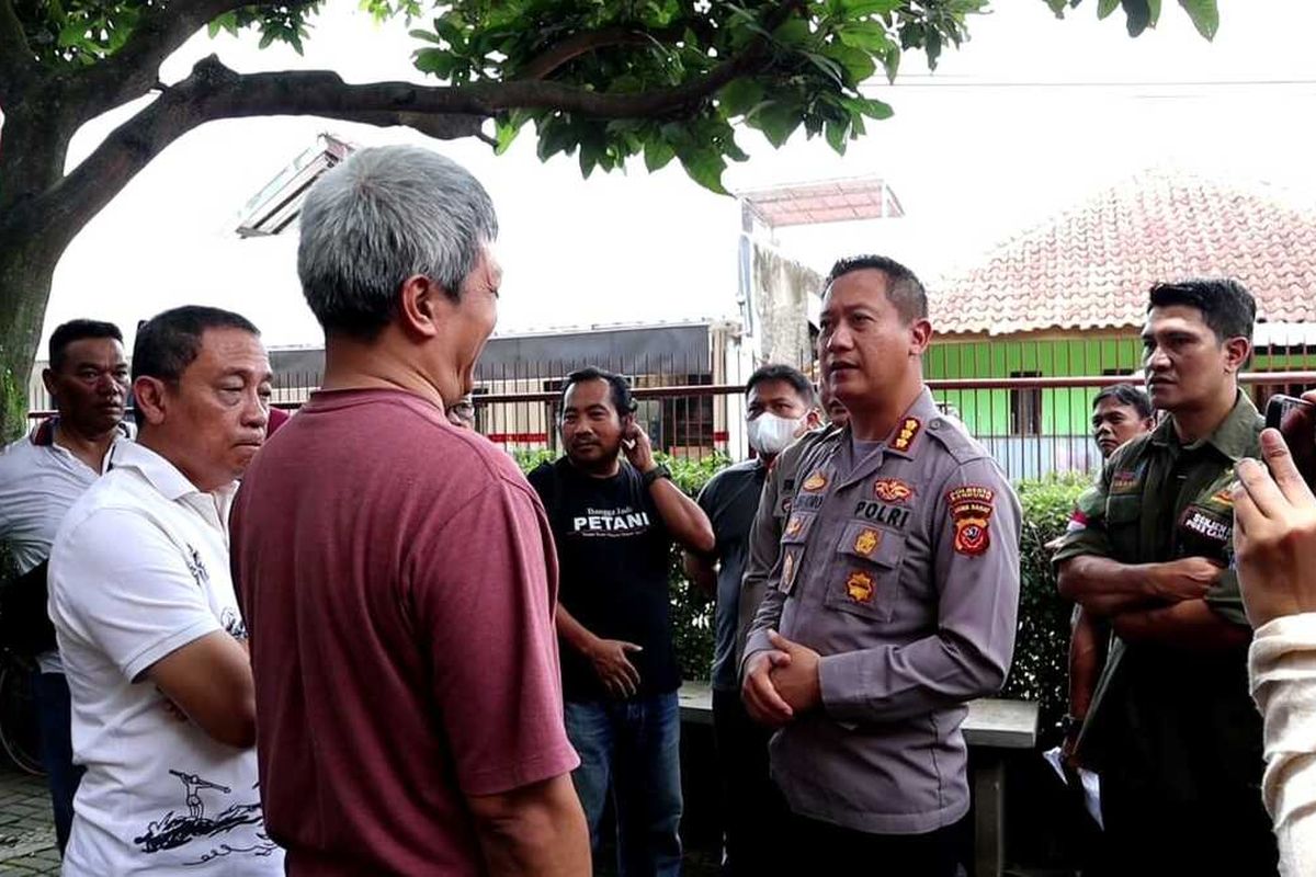 Jajaran Polresta Bandung mendatangi Sekolah Alam Gaharu yang diduga mengalami penggembokan paksa akibat sengketa lahan yang terjadi di dalamnya. Kapolresta Bandung Kombes Pol Kusworo menjamin tidak ada lagi penggembokan secara paksa sebelum adanya putusan sidang dari kedua belah pihak yang bersengketa.