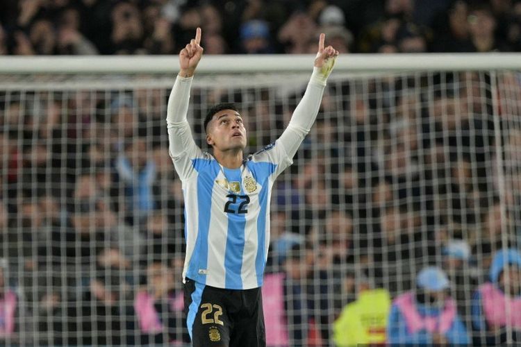 Penyerang timnas Argentina Lautaro Martinez merayakan gol kedua timnya pada laga kualifikasi Piala Dunia FIFA 2026 antara Argentina dan Venezuela di stadion Mas Monumental di Buenos Aires pada bulan September.