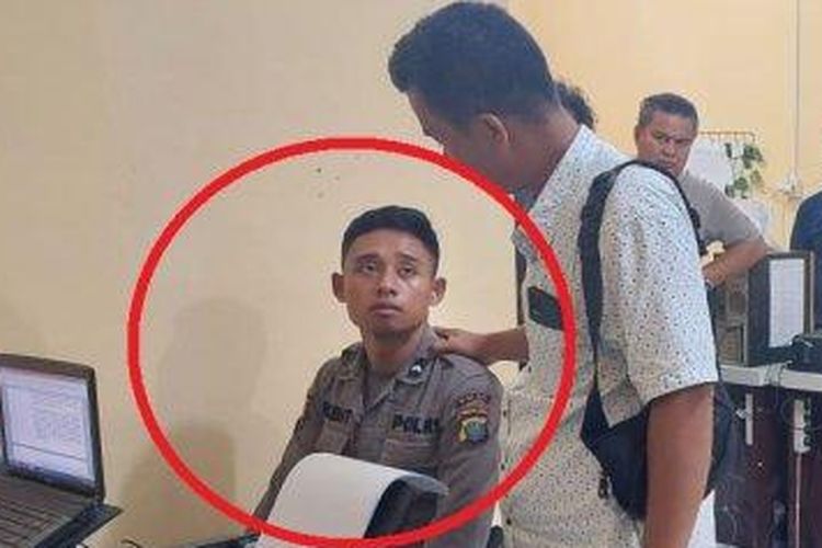 Personel Dit Samapta Polda Sumut bernama Bripda Rizki Kemit, yang nekat menghajar seniornya anggota Brimob Bripka Mahadi Sihombing, saat menjalani pemeriksaan.