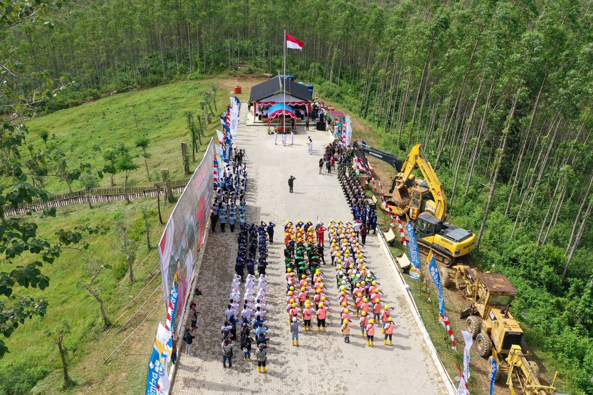 An aerial picture shows a flag-raising ceremony at ground zero of Indonesia's future capital in Sepaku, Penajam Paser Utara, East Kalimantan on August 17, 2022, on the country's 77th Independence Day. (Photo by ADEK BERRY / AFP)