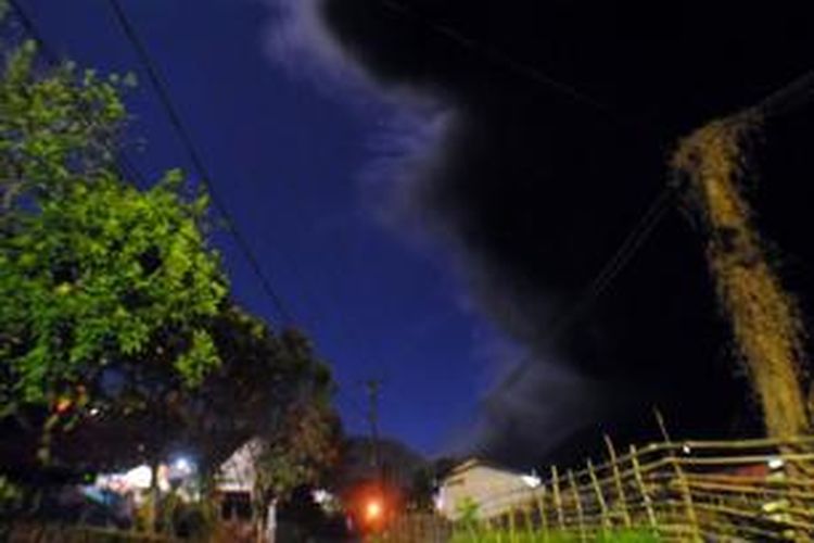 Erupsi Gunung Lokon di Tomohon, Sabtu (29/8/2015) tengah malam, terlihat dari Kinilow.