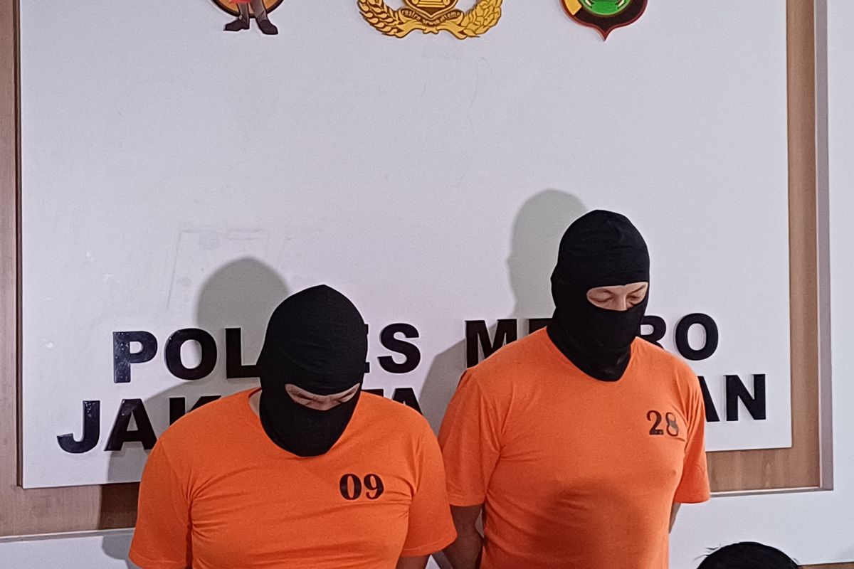 Penampakan dua pria yang cekoki abg 16 tahun dengan narkoba di Mapolres Metro Jakarta Selatan, Jumat (26/4/2024).