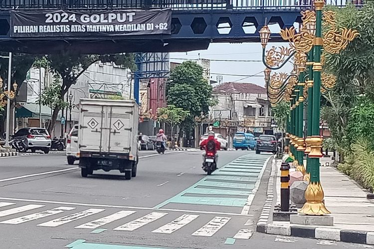 Spanduk ajakan golput terbentang di kawasan Kayutangan Heritage, Jalan Jenderal Basuki Rahmat, Kota Malang pada Senin (27/3/2023).