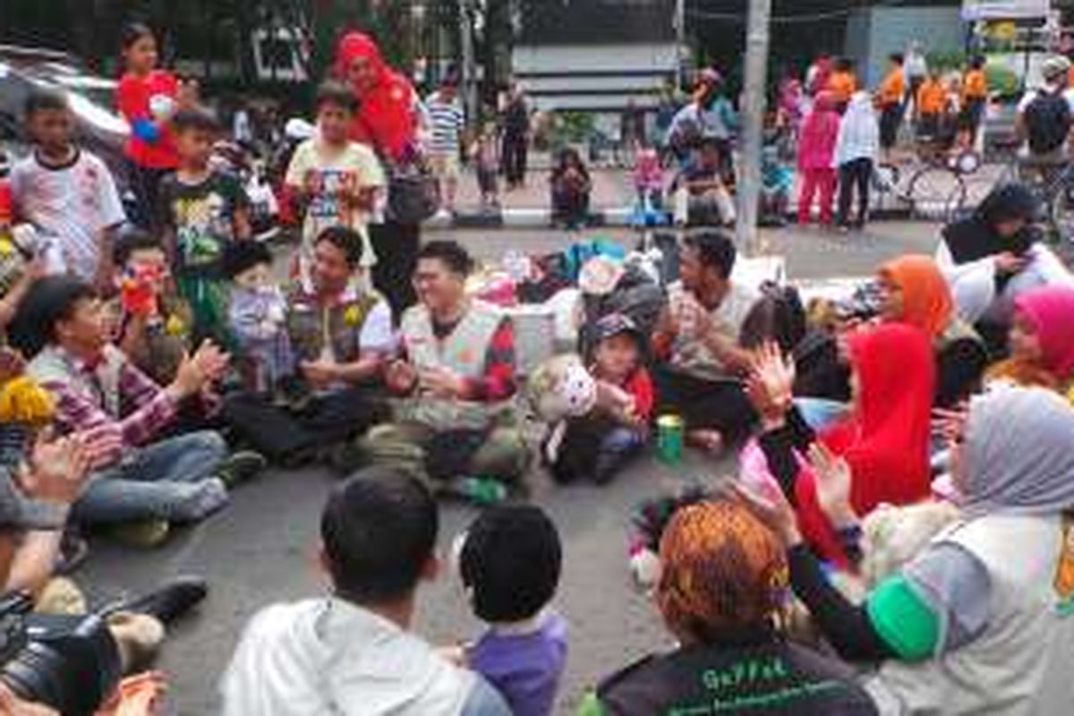 Komunitas Gerakan Para Pendongeng untuk Kemanusiaan (Geppuk) sedang mendongeng tentang stop kekerasan terhadap anak di kawasan Car Free Day, Bundaran Hotel Indonesia (HI), Jakarta Pusat, Minggu (5/6/2016).