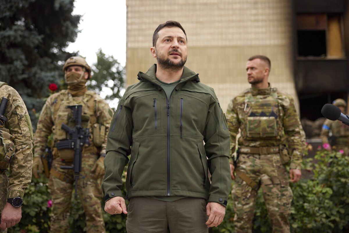 Presiden Ukraina Volodymyr Zelensky (tengah) dikelilingi oleh tentara selama kunjungannya di Izium, wilayah Kharkiv, Ukraina, Rabu (9/9/2022). Zelensky pada Jumat (7/4/2023) mengkritik perlakuan Rusia terhadap komunitas minoritas Muslim Tatar di Crimea yang kini dikuasai Kremlin.