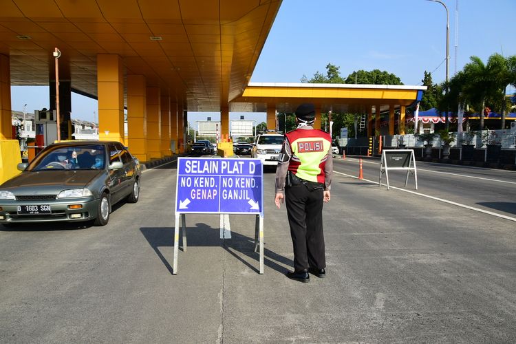Polisi menerapkan ganjil genap di Gerbang Tol Pasteur. Penerapan ganjil genap di lima tol Kota Bandung ini dilakukan untuk mengontrol arus kendaraan dari luar daerah yang masuk ke Kota Bandung.