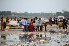 Sungai Gangga Sekarat di antara Sampah, Limbah Pabrik, dan Mayat