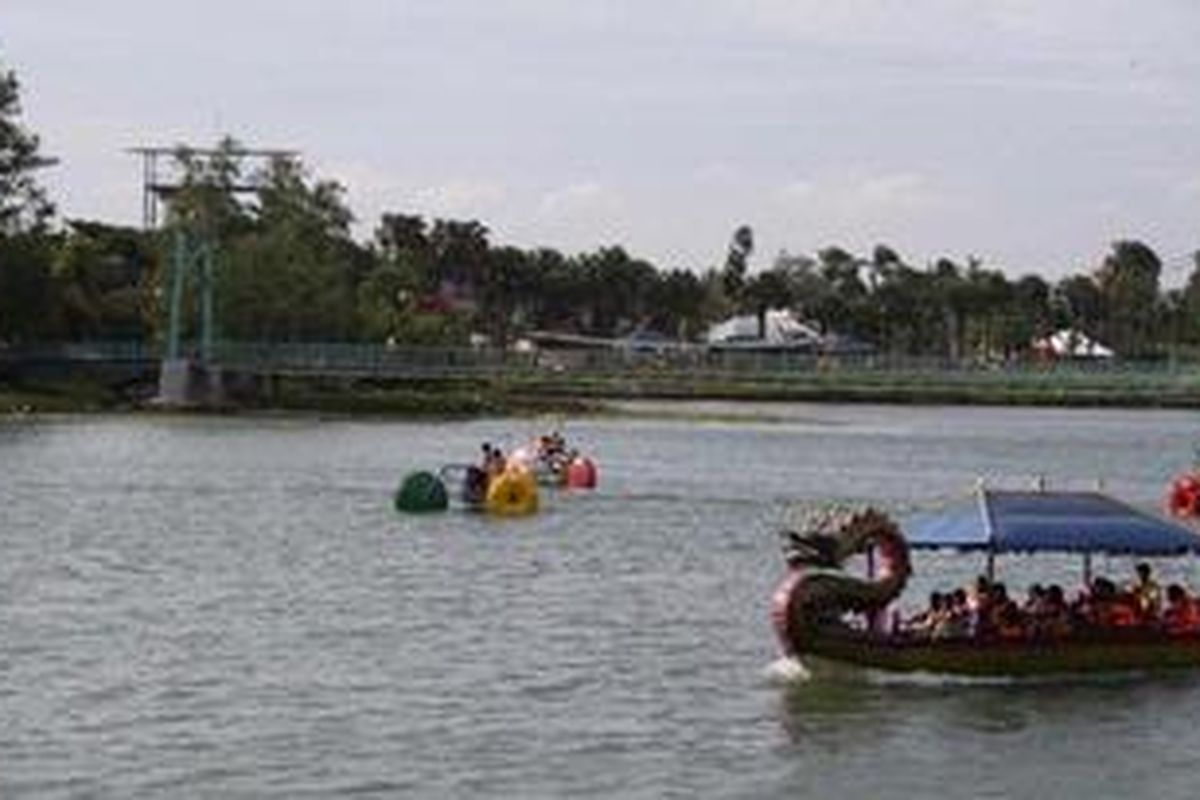 Perahu naga di Danau Mekarsari