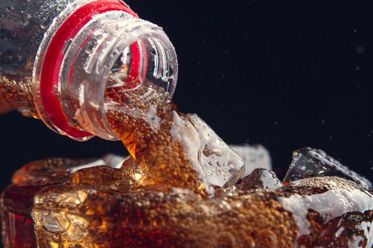 Ilustrasi cola, minuman cola. Cola dapat digunakan sebagai produk pembersih di rumah. 
