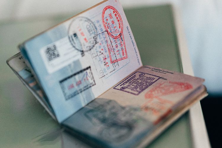 Mengurus pembuatan paspor baru karena paspor lama rusak tidaklah sulit. Setelah menyiapkan pembayaran denda, segeralah melaju ke kantor imigrasi.