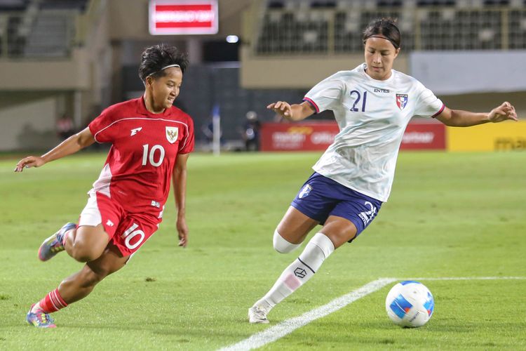 Penyerang Timnas Putri Indonesia Sheva Imut Furyzcha (kiri) berebut bola dengan pesepak bola Timnas Puteri China Taipei Chen Yu-Chin (kanan) pada laga International Women's Friendly Match di Stadion Maguwoharjo, Sleman, D.I Yogyakarta, Sabtu (29/11/2025). ANTARA FOTO/Andreas Fitri Atmoko/bar