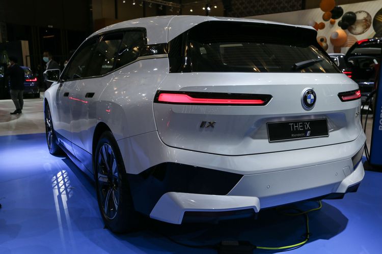 Mobil listrik BMW iX dipamerkan pada ajang Gaikindo Indonesia International Auto Show (GIIAS) yang digelar di ICE, BSD, Tangerang Selatan.