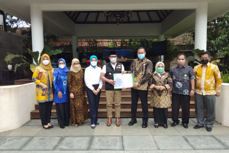 Gubernur Jawa Barat Ridwan Kamil saat menyerahkan Surat Penugasan Tri Adhianto sebagai Pelaksana Tugas Wali Kota Bekasi di Gedung Pakuan, Kota Bandung, Jumat (7/1/2022).
