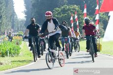 Jokowi Bersepeda Bareng Kaesang dan Bagi-bagi Masker di Bogor