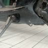 Apa Benar Matikan Mesin Motor Matik Pakai Standar Bikin Aki Boros? 