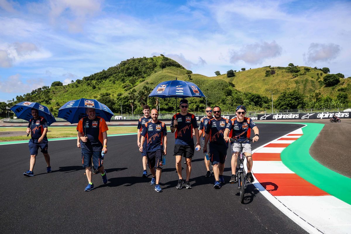 Para rider melakukan jalan di lintasan Sirkuit Internasional Jalan Raya Pertamina Mandalika di Kuta, Pujut, Lombok Tengah, Nusa Tenggara Barat, Kamis (17/3/2022). Agenda Riders Track Familiarisation adalah saat para rider melakukan jalan di lintasan untuk memperhatikan secara detail dan dekat kondisi lintasan.