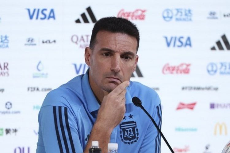 Pelatih Argentina, Lionel Scaloni, saat menjawab pertanyaan awak media di Qatar National Convention Center pada perhelatan Piala Dunia 2022, Kamis (8/12/2022). Terkini, Lionel Scaloni marah usai informasi Argentina bocor ke publik. (Photo Jean Catuffe / DPPI (Photo by JEAN CATUFFE / Jean Catuffe / DPPI via AFP)