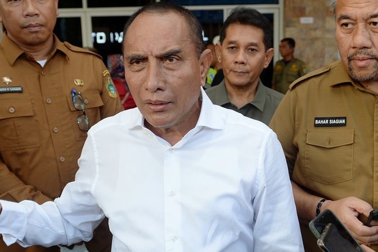 Gubernur Sumut Edy Rahmayadi didampingi Kadis Tenaga Kerja Sumut Baharuddin Siagian menjawab pertanyaan wartawan terkait penetapan UMP Sumut, Senin (28/11/2022)