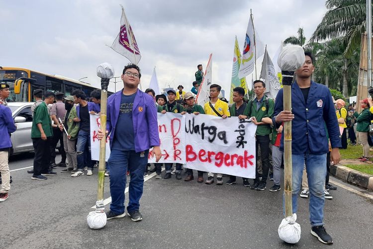 Aksi teatrikal massa mahasiswa yang menolak omnibus law RUU Cipta Kerja di depan gedung DPR/MPR, Senayan, Jakarta, Rabu (4/3/2020).