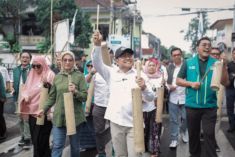 Calon wakil presiden nomor urut 1, Muhaimin Iskandar saat kampanye dengan kentongan di Kota Batu, Malang, Jawa Timur.
