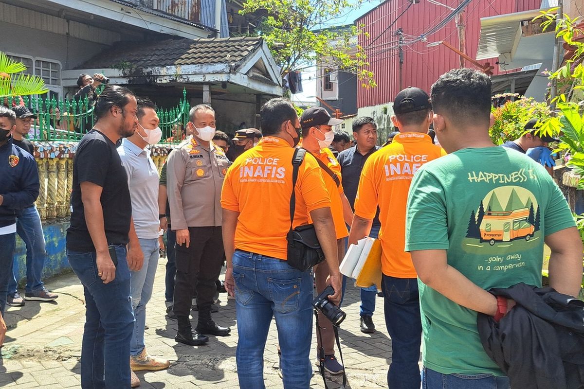 Polisi saat berada di lokasi penemuan mayat di Jalan Kandea Makassar, Minggu (14/4/2024)