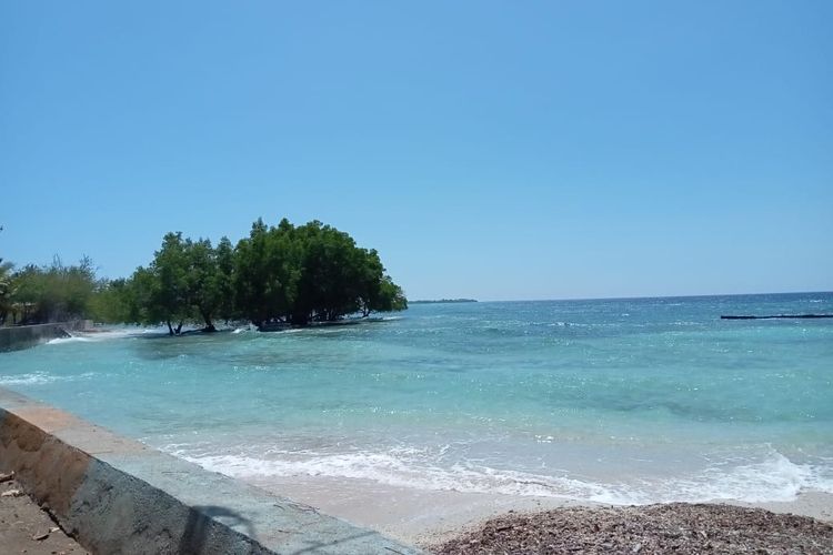 Tepi Pantai Maimol, Alor, NTT