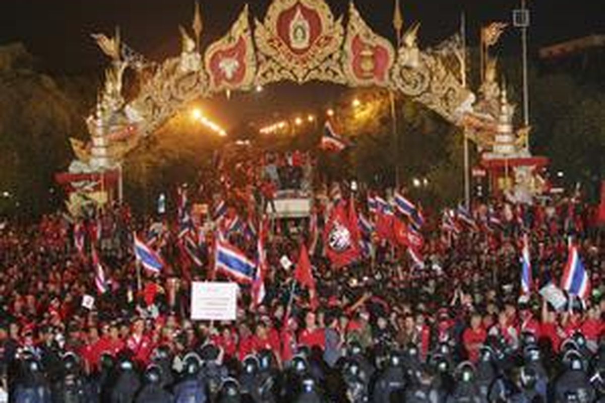 Ribuan demonstran anti-pemerintah Thailand bergabung dengan simpatisan mantan Perdana Menteri Thaksin Shinawatra berpawai menuju gedung pemerintah di Bangkok, Sabtu (31/1).