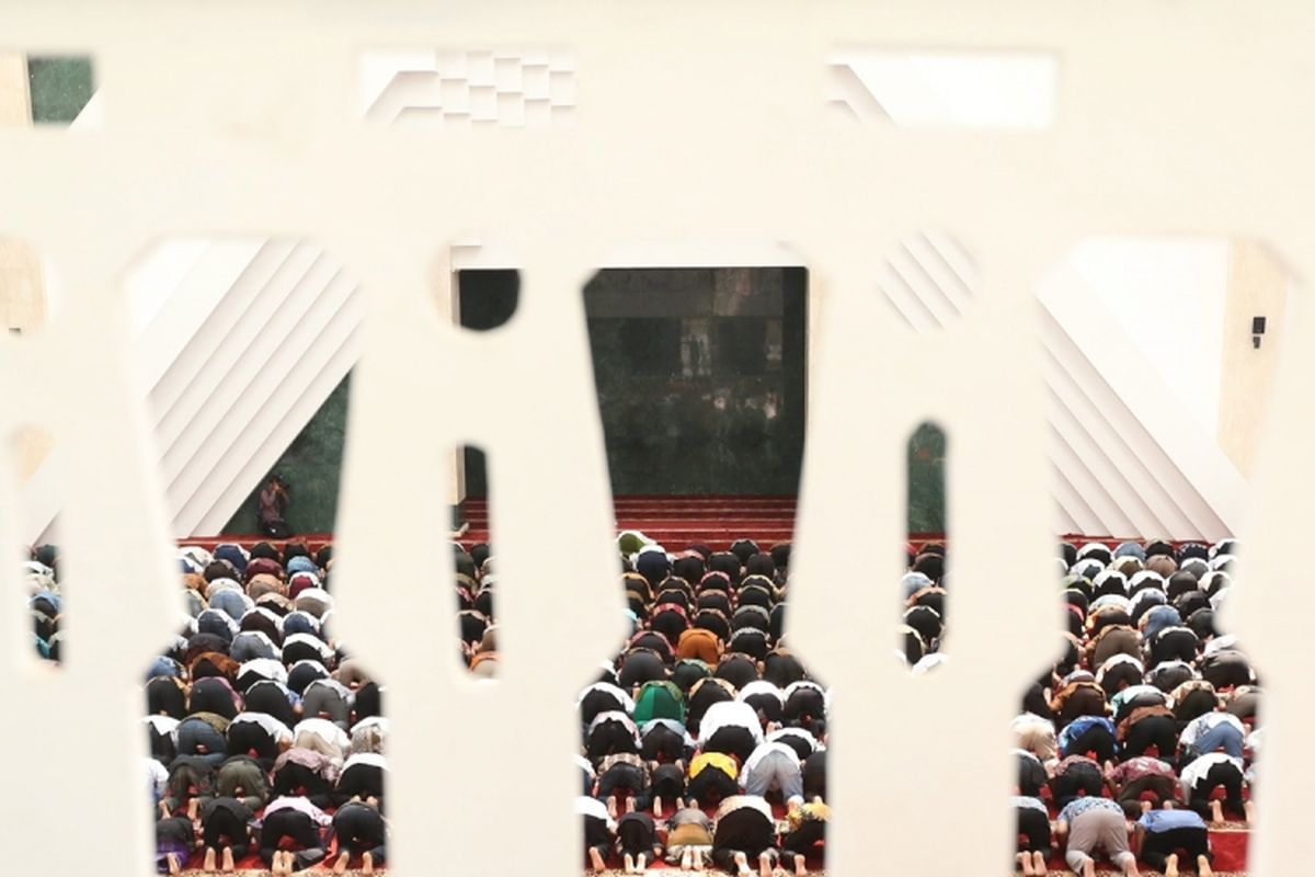 Sejumlah umat muslim terlihat sedang beribadah di Masjid Kyai Haji Hasyim Asyari Daan Mogot, Jakarta Barat, Sabtu (15/4/2017). Masjid ini diresmikan oleh Presiden RI Joko Widodo atau Jokowi.