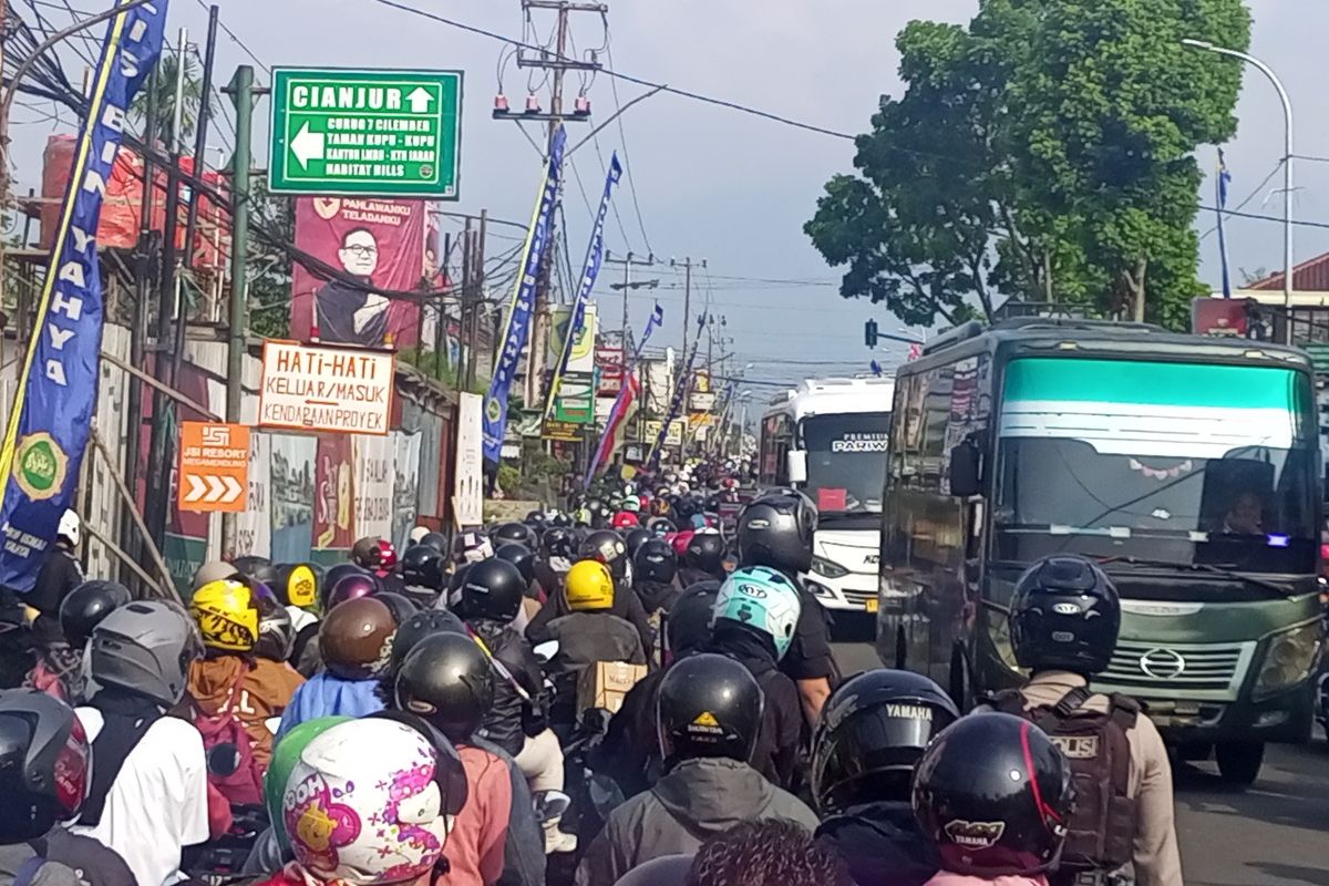 Situasi kemacetan di Jalur Wisata Puncak Bogor, Jawa Barat, Minggu (30/4/2023).
