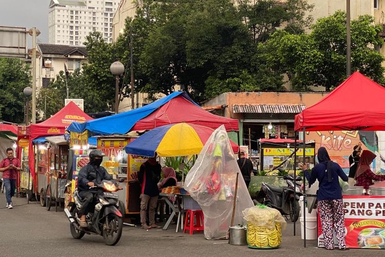 Suasana pedagang takjil hingga makanan berat yang berada di area Bundaran Akbar, Kebon Kosong, Kemayoran, Jakarta Utara pada Senin (27/3/2023).