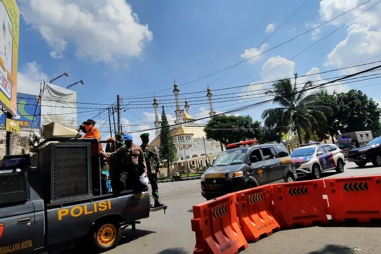 Tim Gugus Tugas Covid-19 Kota Tasikmalaya terus berpatroli mengawasi dan menyosialisasikan aturan PPKM Darurat di hari pertama Kota Tasikmalaya, Sabtu (3/7/2021).