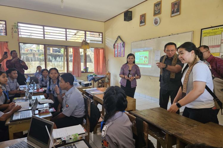 Basuki Tjahaja Purnama atau Ahok di SMP Negeri 1 Sukasada, Kecamatan Sukasada, Kabupaten Buleleng, Provinsi Bali, Selasa (2/9/2025).