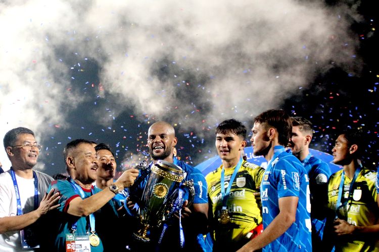 Manajer Umuh Muchtar, David da Silva dan pemain lainnya foto bersama trofi juara Championship Series Liga 1 2023-2024 usai mengalahkan Madura United di final leg kedua yang berakhir dengan skor 3-1 di Stadion Gelora Bangkalan, Jumat (31/5/2024) malam. Persib berhasil meraih juara dengan agregat 6-1.