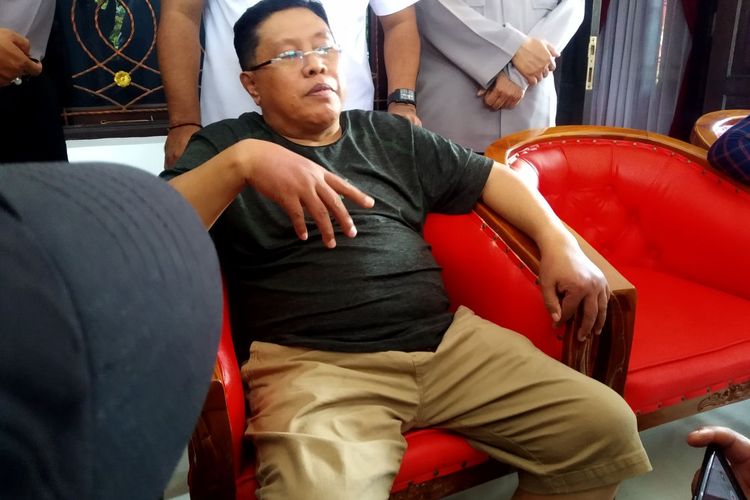 Wali Kota Blitar Santoso memberikan keterangan kepada wartawan di teras rumah dinasnya terkait peristiwa perampokan yang menimpa dirinya, Selasa (13/12/2022)