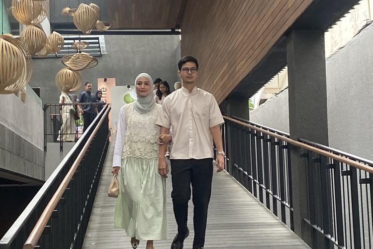 Model mengenakan baju couple berwarna senada pada acara anniversary Merché di Kopitagram Centang Biru, Kuningan, Jakarta Selatan, Jumat (7/2/2025).