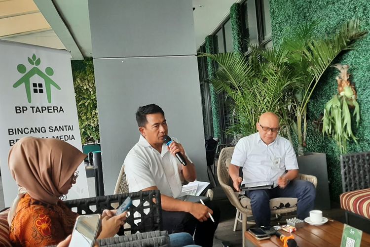Direktur Operasi Pengerahan BP Tapera Budi Santoso (kanan) dan Direktur Kepesertaan BP Tapera Rio Sanggau (tengah) dalam acara bincang media di Jakarta, Kamis (27/7/2023).