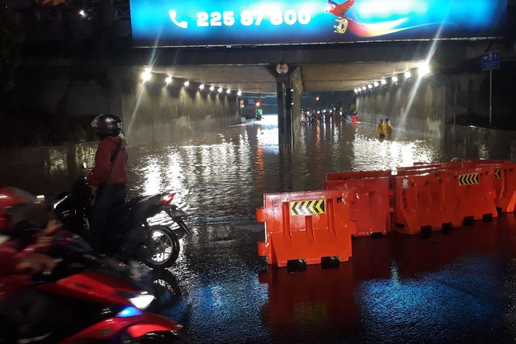 Area underpass di kawasan Sudirman-Setiabudi tergenang air setelah hujan dengan intensitas sedang hingga lebat mengguyur wilayah Ibu Kota Jakarta sejak pukul 18.30 WIB, Senin (21/9/2020).