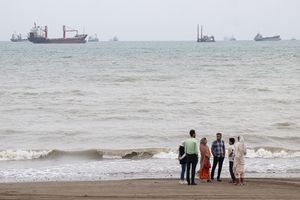 AS Klaim Tenggelamkan 6 Kapal Iran di Selat Hormuz, Teheran Bantah